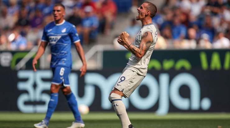 Kevin Stoger thực hiện một quả tạt bổng chính xác vào vòng cấm. Simon Zoller (Bochum) đón bóng và dứt điểm với một cú sút nhanh vào nóc lưới. Thủ môn đã không có cơ hội nào để cản phá! Tỉ số đã được thay đổi thành: 0:2.