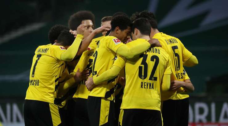Vào! Raphael Guerreiro (Dortmund) đã có mặt đúng lúc đúng chỗ để lấy bóng bật ra trong vòng cấm, và anh ấy sút bóng vào chính giữa mành lưới. Tỉ số là 0:1.