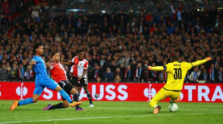 Vào! Cyriel Dessers (Feyenoord) chớp cơ hội sau một tình huống bóng bật ra trong vòng cấm và đánh bại thủ môn với một cú sút vào góc thấp bên trái. Tỉ số đã được nâng lên: 1:0.