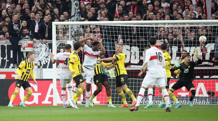 Vào! Josha Vagnoman (VfB Stuttgart) đã có mặt đúng lúc đúng chỗ để lấy bóng bật ra trong vòng cấm, và anh ấy sút bóng vào nóc lưới. Tỉ số là 2:2.