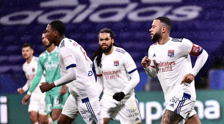 Vào! Memphis Depay (Lyon) sút bóng bật ra vào phía trong cột dọc bên trái sau khi bóng đến chỗ anh ấy trong vòng cấm. Tỉ số là 1:0.