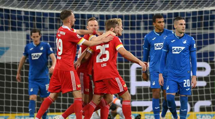 Một cú sút tuyệt vời! Joel Pohjanpalo (Union Berlin) thể hiện sự bình tĩnh tuyệt vời trong vòng cấm để tung một cú sút nhanh vào góc trái phía dưới. Tỉ số là 1:2.