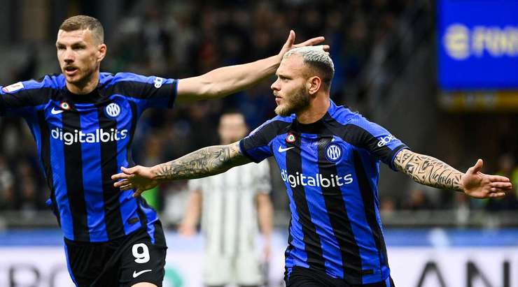 Vào! Federico Dimarco (Inter) có đủ khoảng trống trong vòng cấm để đón một đường chuyền từ Nicolo Barella và dứt điểm chìm gọn gàng vào ngay giữa mành lưới. 1:0.