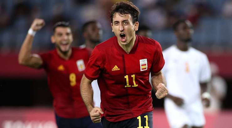 Vào! Mikel Oyarzabal (Tây Ban Nha) giành chiến thắng trên chấm phạt đền bằng một cú sút chìm không thể cản phá, vượt qua tầm với của thủ môn Eliezer Ira Tape vào giữa khung thành.