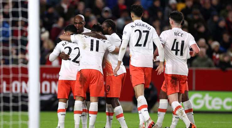 Mohamed Said Benrahma (West Ham) thực hiện pha chạm một tuyệt vời để kiểm soát một đường chuyền sắc bén tại rìa vòng cấm và cứa bóng vào phía trong cột dọc bên phải theo đúng phong cách sở trường của mình!