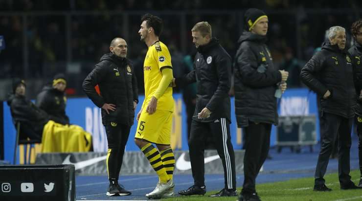 Mats Hummels (Dortmund) nhận chiếc thẻ vàng thứ hai và bị đuổi khỏi sân.