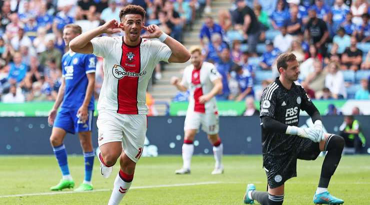 Vào! Đường chuyền bóng của James Ward-Prowse đến chân Che Adams (Southampton) và cầu thủ này tung một cú sút một chạm cực tốt vào ngay giữa khung thành. Thủ môn đã không thể cản phá cú sút, và tỉ số là 1:2.