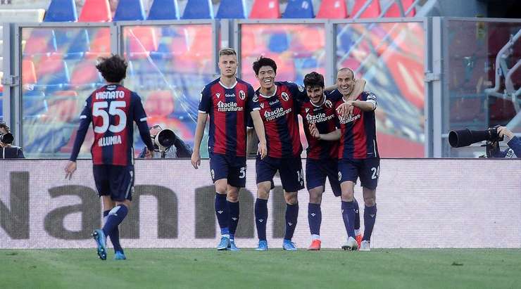 Vào! Một đường chọc khe tuyệt vời của Emanuel Vignato mở ra khoảng trống cho Rodrigo Palacio (Bologna) ngay trong vòng cấm, và anh đã không phạm bất kỳ sai lầm nào khi sút mạnh quả bóng về góc phải khung thành. Tỉ số là 3:3.