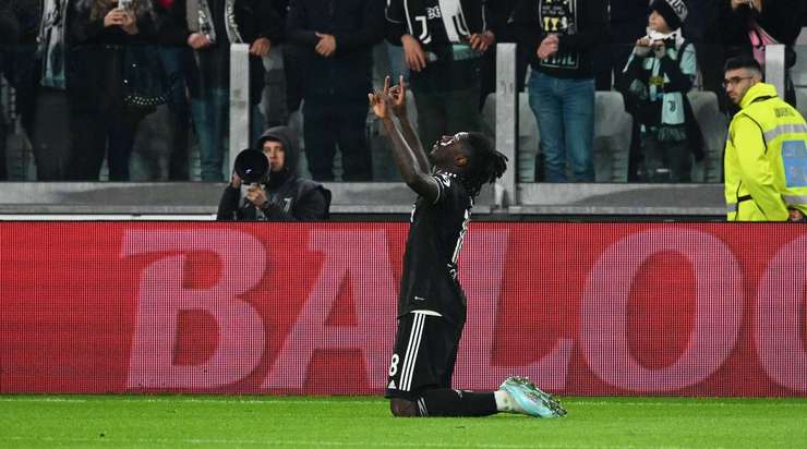 Vào! Moise Kean (Juventus) vừa có bàn thắng theo một cách không thể dễ dàng hơn: đưa vào lưới trống từ cự ly rất gần sau khi bóng bị bật ra từ thủ môn. Tỉ số là 2:0.