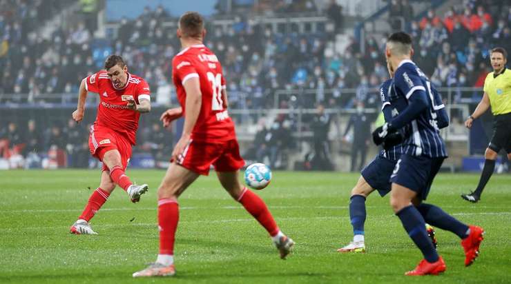 Vào! Max Kruse (Union Berlin) chớp cơ hội sau một tình huống bóng bật ra trong vòng cấm và đánh bại thủ môn với một cú sút vào góc cao bên trái. Tỉ số đã được nâng lên: 0:1.