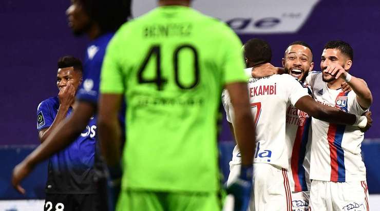 Đó là một bàn thắng! Karl Toko Ekambi (Lyon) xuất sắc đón một quả tạt trong vòng cấm và đánh đầu hoàn hảo, đưa bóng lọt qua thủ môn vào chính giữa khung thành.