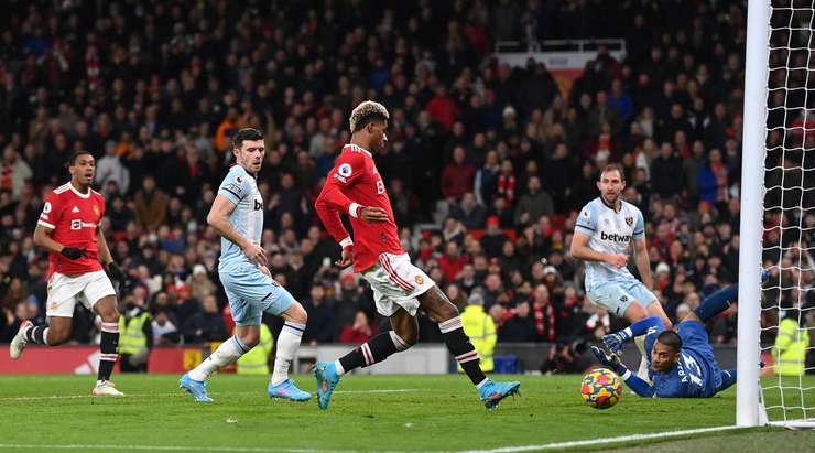 Vào! Marcus Rashford (Manchester United) ghi bàn sau một pha kiến tạo bởi Edinson Cavani cho phép anh ấy đưa bóng vào lưới trống. Tỉ số là 1:0.