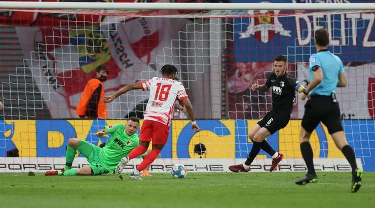 GOAL! Christopher Nkunku (RB Leipzig) đón đường chuyền từ Nordi Mukiele trong một đợt phản công nhanh và dứt điểm hiểm hóc từ cự ly gần. Tỉ số là 3:0.