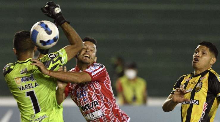 Vào! Jose Correa là người kiến tạo và Jhasmani Campos (Independiente Petrolero) cho thấy một sự quyết tâm tuyệt vời trong pha không chiến để đánh đầu tung lưới khung thành đối phương. Tỉ số là 1:1.
