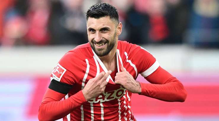 Vào! Vincenzo Grifo (Freiburg) sút bóng vào góc cao bên phải khung thành, vượt qua tầm với của Fabian Bredlow dù thủ môn đã đổ người hết cỡ.