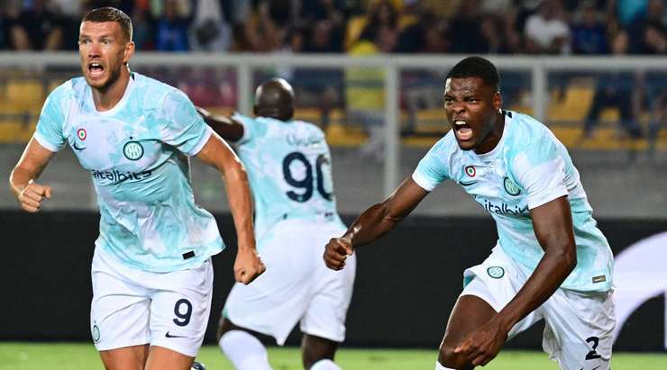 VÀO! Bóng từ quả phạt góc được treo vào khu vực trước khung thành và Lautaro Martinez chiến thắng trong pha không chiến để kiến tạo cho Denzel Dumfries (Inter) đánh đầu vào lưới. 1:2!