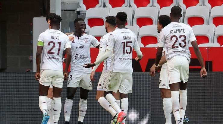 Vào rồi! Lamine Gueye (Metz) bức tốc vào vòng cấm và chọn đúng điểm rơi sau đường căng ngang của Matthieu Udol trước khi dứt điểm cận thành đẹp mắt vào góc thấp bên phải khung thành. Tỉ số là 0:2.