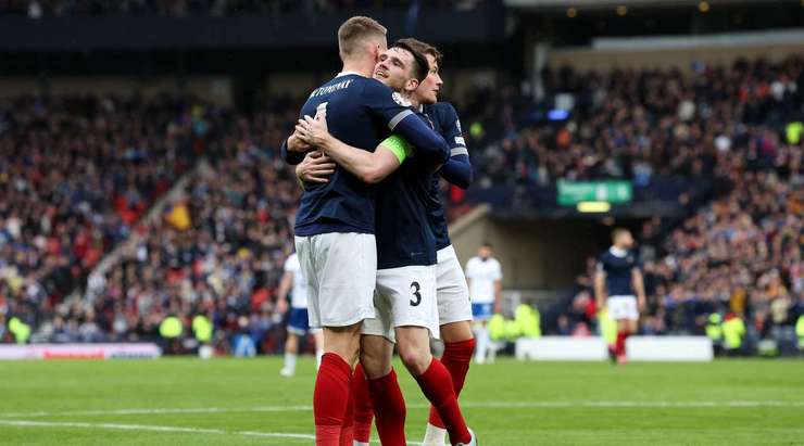Vào! Andrew Robertson Scott McTominay (Scotland), người cho thấy quyết tâm tuyệt vời để đón bóng trước một vài hậu vệ và từ trong vòng cấm tung đưa nó vào góc phải phía dưới 3:0.