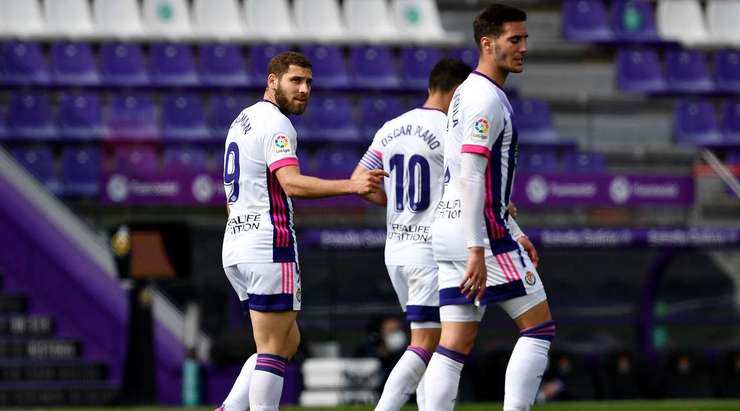 Shon Weissman (Valladolid) là người đầu tiên đón bóng bật ra và tung cú đánh đầu đập xà ngang vào lưới! Bóng đi quá khó và thủ môn đã không thể làm được gì hơn.