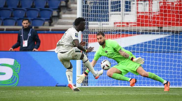 Một pha bóng bật ra thiếu may mắn tìm đến chân của Bamba Dieng (Lorient) và anh ấy không bỏ lỡ một cơ hội rõ ràng như vậy.