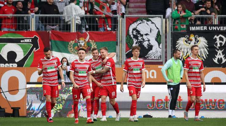Tỉ số là 1:0! Ermedin Demirovic chuyền bóng cho Arne Maier (Augsburg) trong vòng cấm, người không bị ai kèm và sút bóng vào góc phải phía dưới.