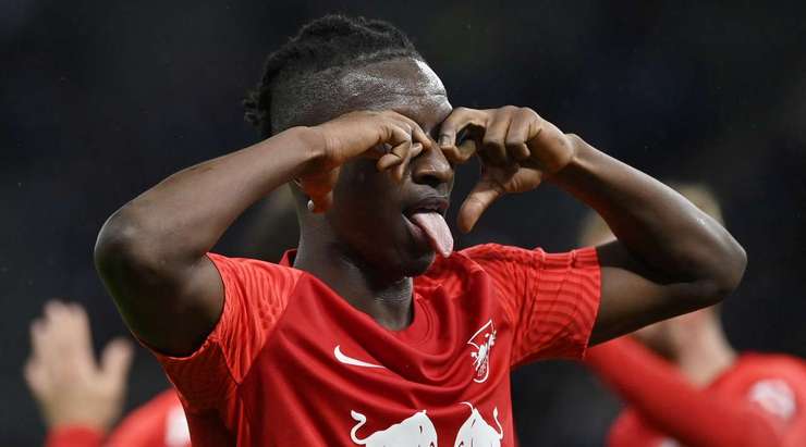 Một cú sút tuyệt đẹp! Amadou Haidara (RB Leipzig) đón đường chọc khe chuẩn xác của Tyler Adams và làm tung lưới khung thành đối phương với một cú sút không thể cản phá từ rìa vòng cấm. Một bàn thắng tuyệt vời. Tỉ số bây giờ là 1:5.