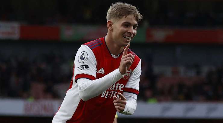 Emile Smith Rowe (Arsenal) thay đổi thành công bảng tỉ số sau khi anh nhận một đường kiến tạo xuất sắc của đồng đội và chuyển hóa nó thành bàn thắng với một cú sút đi vào phía trong cột dọc bên phải.