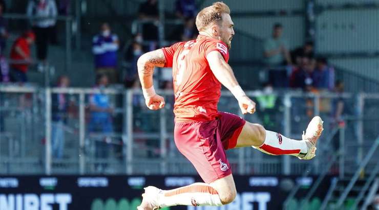 Rafael Czichos (Köln) ghi bàn! Jonas Hector đánh đầu đến chỗ của anh ấy trước khi tung một cú sút quá mạnh để thủ môn có thể cản phá. 1:4.