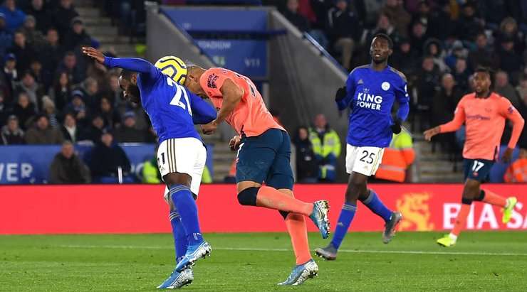 Richarlison (Everton) phản ứng rất nhanh sau đường chuyền bị đổi hướng của Djibril Sidibe và từ sau lưng thủ môn, anh trình diễn một cú đánh đầu ở cự ly gần, đưa bóng vào góc trái khung thành. Tỉ số là 0:1.