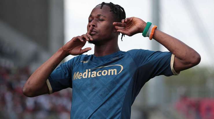 VÀO! Bóng được treo vào từ quả phạt góc và Cristian Kouame (Fiorentina) chạy chỗ rất tốt để tung một cú đánh đầu hoàn hảo vào góc phải cầu môn. Tỉ số của trận đấu đã được nâng lên: 0:1.