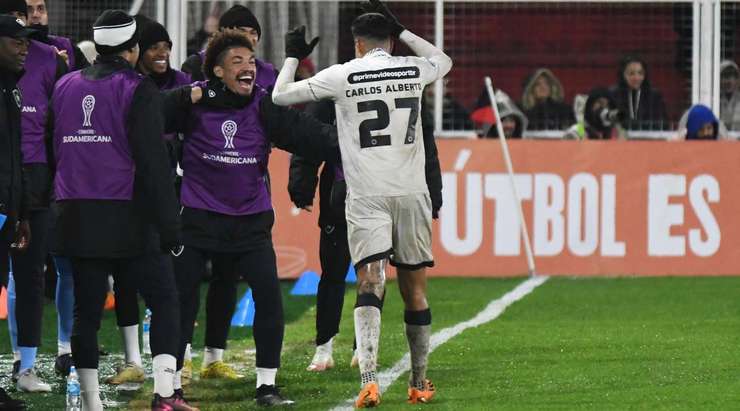 Một cú sút tuyệt vời! Carlos Alberto (Botafogo RJ) thể hiện sự bình tĩnh tuyệt vời trong vòng cấm để tung một cú sút chìm một chạm vào ngay giữa khung thành. Tỉ số là 0:1.