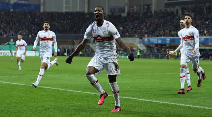 Vàoo! Pascal Stenzel nhận trách nhiệm thực hiện quả phạt góc, còn Serhou Guirassy (VfB Stuttgart) là người đã chạm được đầu vào quả bóng và đưa nó vào góc thấp bên phải khung thành. Tỉ số là 1:2.