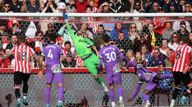 Thủ môn Hugo Lloris vừa có một pha cản phá ấn tượng sau cú dứt điểm của Ivan Toney (Brentford), người đã đánh đầu rất tốt sau đường chuyền bổng từ đồng đội. Thủ môn này đã kịp chạm nhẹ vào bóng, khiến nó đổi hướng đi dội xà ngang ra ngoài.