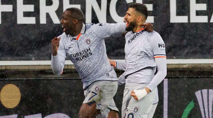 Vào! Serdar Gurler treo bóng vào sâu trong vòng cấm kiến tạo cho Stefano Okaka (Basaksehir) ở một vị trí trống trải, và cú đánh đầu cận thành của cầu thủ này đã đưa bóng vượt qua tầm với của thủ môn đi vào góc phải khung thành. Tỉ số là 0:1.