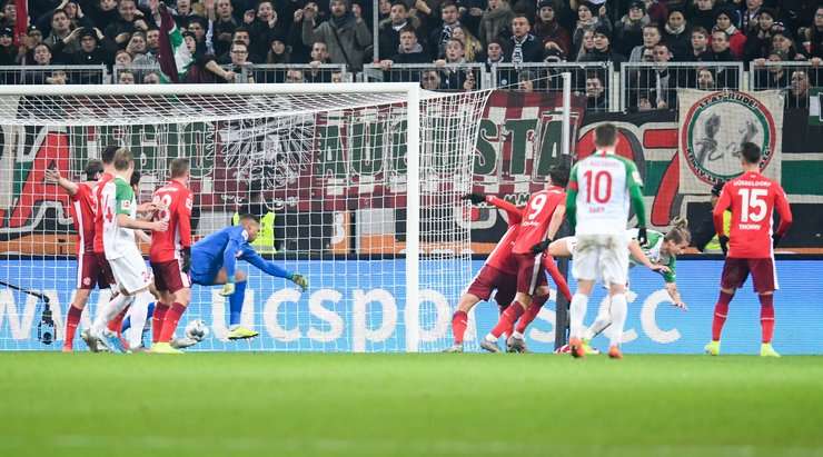 Tin Jedvaj (Augsburg) đón quả phạt góc và thể hiện khả năng săn bàn của mình với một cú đánh đầu lạnh lùng từ cự li gần vào góc thấp bên phải cầu môn. Tỉ số là 2:0.