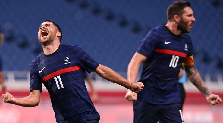 Một đường chuyền bổng rất tốt của Andre-Pierre Gignac tìm đến Teji Savanier (Pháp) tại rìa vòng cấm. Cầu thủ này đón bóng và tung một cú sút tuyệt đẹp vào góc thấp bên trái cầu môn. Tỉ số bây giờ là 4:3.