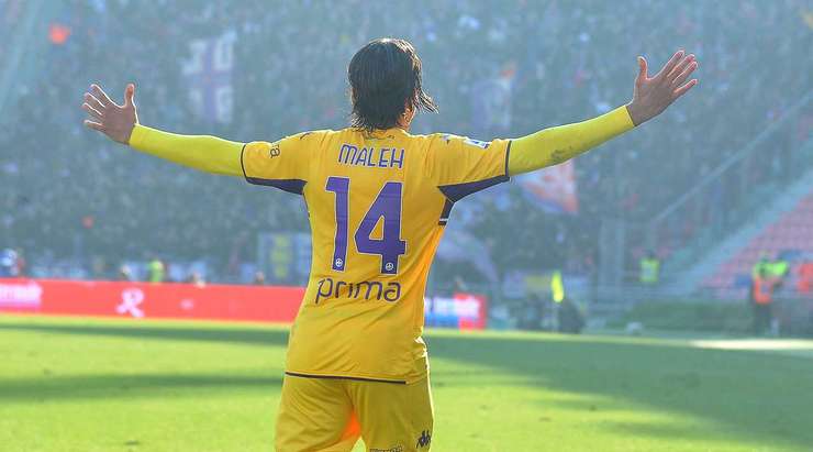 Đó là một bàn thắng! Tỉ số được nâng lên 0:1. Youssef Maleh (Fiorentina) nhảy lên cao nhất để đón quả tạt hoàn hảo từ Nicolas Gonzalez và tung một cú đánh đầu từ cự li gần vào góc trái khung thành. Thủ môn Lukasz Skorupski đã hoàn toàn bó tay.