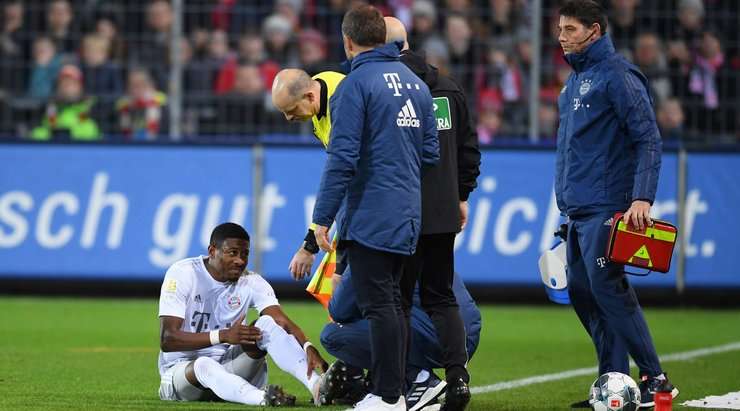 David Alaba (Bayern Munich) bị buộc phải ra ngoài đường biên ngang để nhận sự chăm sóc từ đội ngũ y tế và đội của anh sẽ phải thi đấu với ít hơn một người trong vài phút sắp tới.
