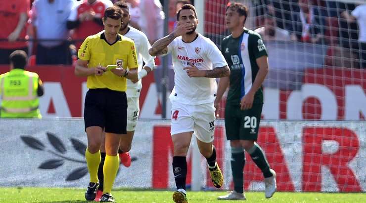 Suso (Sevilla) luồn lách khéo léo qua hai hoặc ba cầu thủ đối phương và tung cú sút chìm từ rìa vòng cấm đi thẳng vào mép trong cột dọc bên phải. Một bàn thắng tuyệt vời!