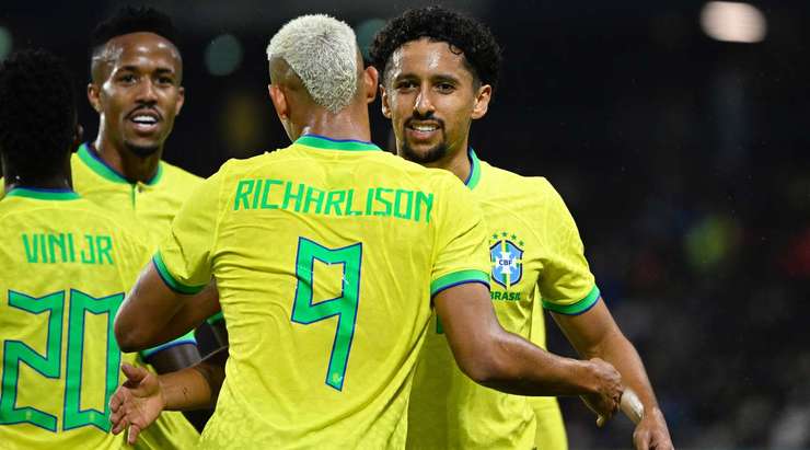 Vào rồi! Neymar thể hiện khả năng bao quát trận đấu bằng một đường chuyền dài vào đúng đà di chuyển của Richarlison (Brazil), người đã đánh đầu chuẩn không cần chỉnh từ cự ly gần vào góc trái khung thành. Tỉ số là 3:0.