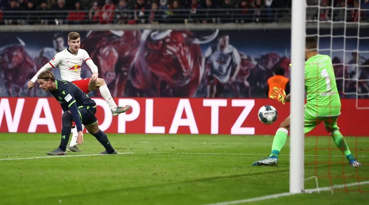 Timo Werner (RB Leipzig) nhận một đường chuyền thú vị bên trong vòng cấm và anh tung một cú sút chìm chuẩn xác vào góc thấp bên trái khung thành. Một pha dứt điểm hiểm hóc!