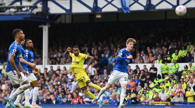 Rico Henry (Brentford) ghi bàn từ một vị trí khó. Anh ấy bật cao để đón quả tạt và đánh đầu hiểm hóc vào phía trong cột dọc bên phải. Một pha dứt điểm xuất sắc.