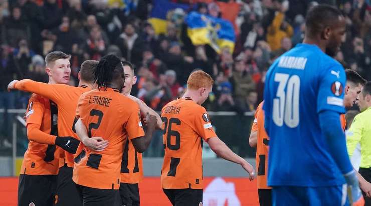 Vào! Steve Mandanda đã chạm được những đầu ngón tay vào bóng sau cú sút của Artem Bondarenko (Shakhtar), nhưng chừng đó thôi không đủ ngăn trái bóng đi vào góc thấp bên trái khung thành.