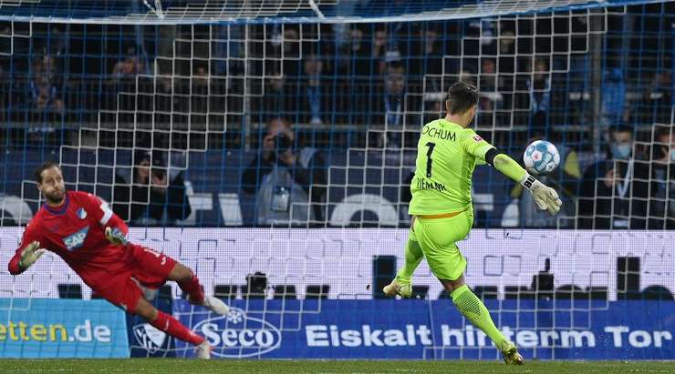 Manuel Riemann (Bochum) đã không thể giữ được sự bình tĩnh cần thiết và bỏ lỡ quả phạt đền. Cú sút của anh đi vọt xà ngang và bay thẳng lên khán đài.