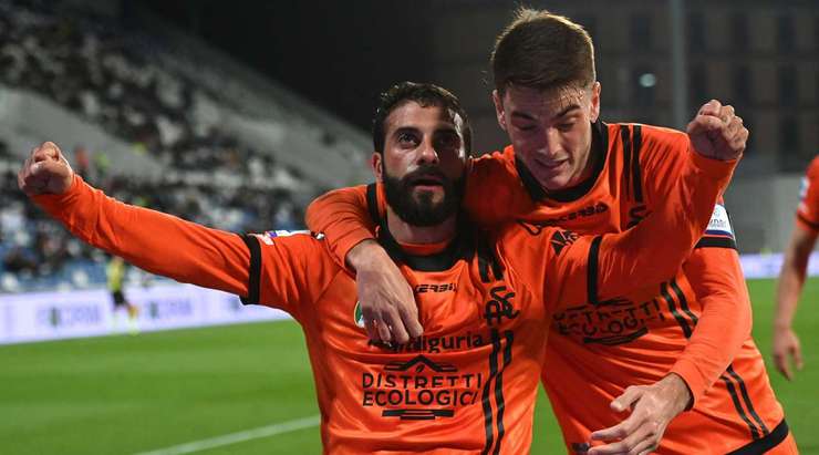 Daniele Verde (Spezia) cứa bóng vào góc cao bên trái khung thành!