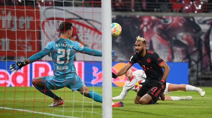 Eric Maxim Choupo-Moting (Bayern Munich) đón đường căng ngang hoàn hảo vào sâu bên trong vòng cấm từ Serge Gnabry và khống chế bóng một cách tinh tế. Tiếp theo, anh tung một cú sút căng vào ngay giữa khung thành, nâng tỉ số lên: 0:1.