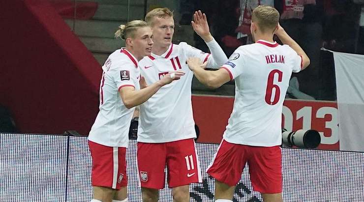 Vào! Przemyslaw Placheta treo bóng vào sâu trong vòng cấm kiến tạo cho Karol Swiderski (Ba Lan) ở một vị trí trống trải, và cú đánh đầu cận thành của cầu thủ này đã đưa bóng vượt qua tầm với của thủ môn đi vào góc thấp bên trái khung thành. Tỉ số là 1:0.