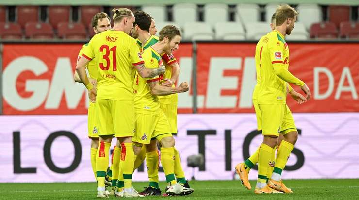 Vào! Sau khi nhận một đường chuyền tốt, Florian Kainz (Köln) tung một cú sút đi thẳng vào góc thấp bên phải khung thành. Một tình huống phối hợp đồng đội tuyệt vời!