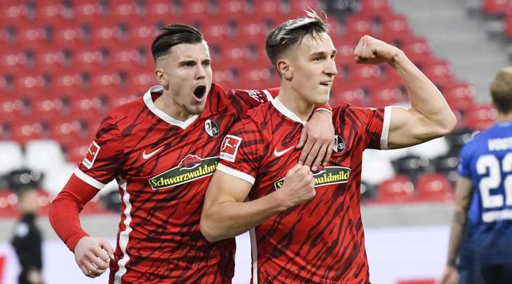 Một quả phạt góc hoàn hảo! Nico Schlotterbeck (Freiburg) đón đường treo bóng vào và tung một cú đánh đầu uy lực từ gần chấm phạt đền vào góc cao bên trái, nâng tỉ số trận đấu ngày hôm nay lên 1:1.