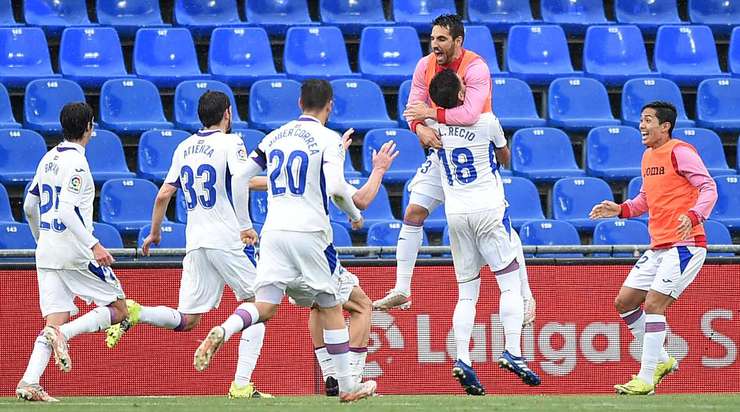 Vào! Recio (Eibar) tinh quái dừng lại một nhịp trước khi sút, chờ cho thủ môn David Soria đổ người trước khi bình tĩnh đưa bóng vào góc trái khung thành.